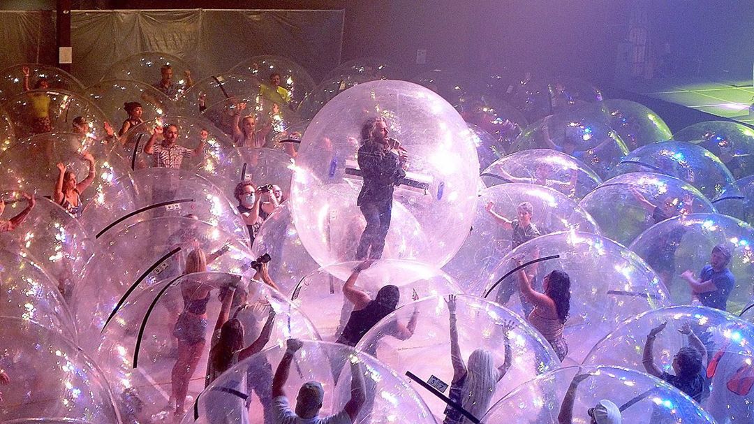 Bend i publika u plastičnim balonima na koncertu (VIDEO)