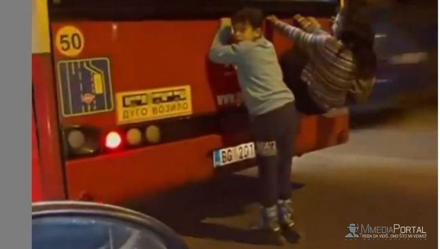BEOGRAD: Deca se uhvatila za Autobus koji juri punom brzinom!