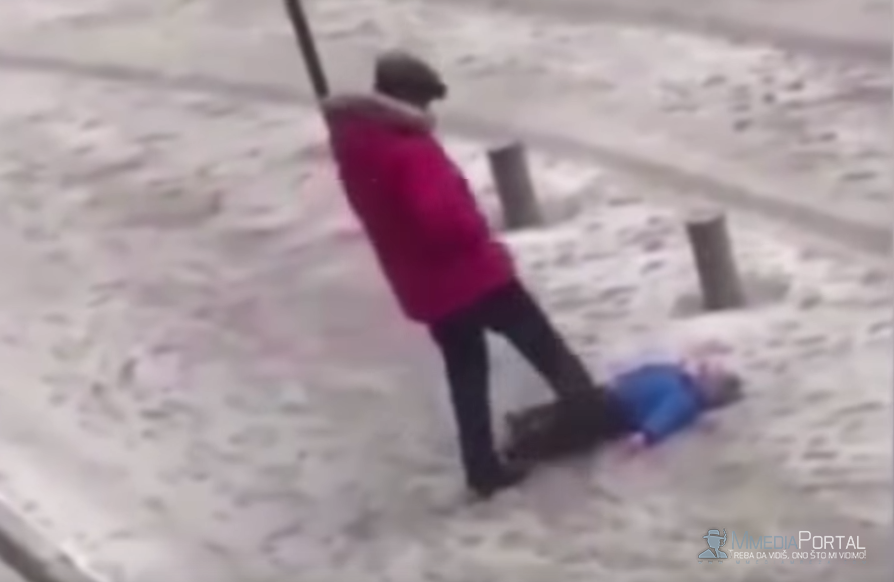 Otac pomogao detetu da ustane sa leda, ŠUTIRAJUĆI GA U STOMAK uznemirujući VIDEO!