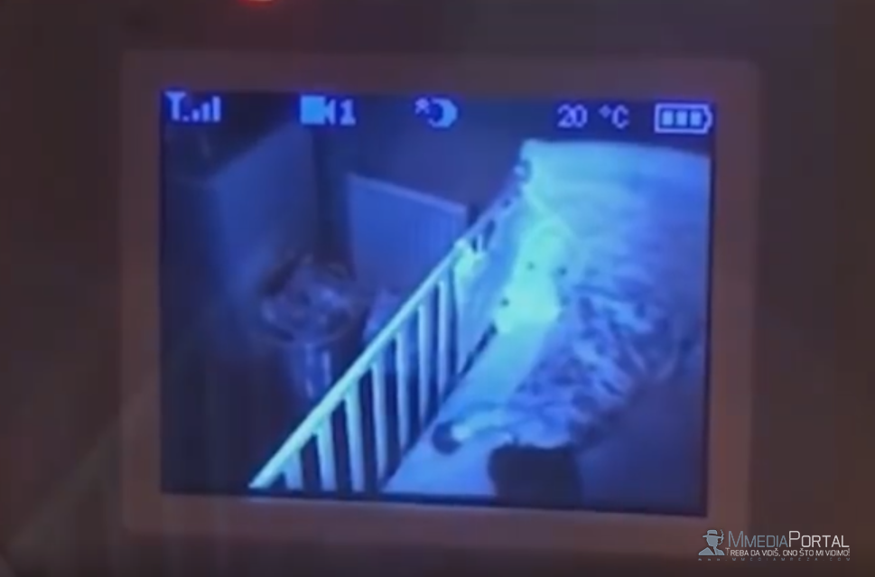 Misteriozna masa motrila je na krevetac: Kada je ugledao ovaj prizor na kameri, otac bebe morao je da skupi hrabrosti da uđe u sobu (VIDEO)
