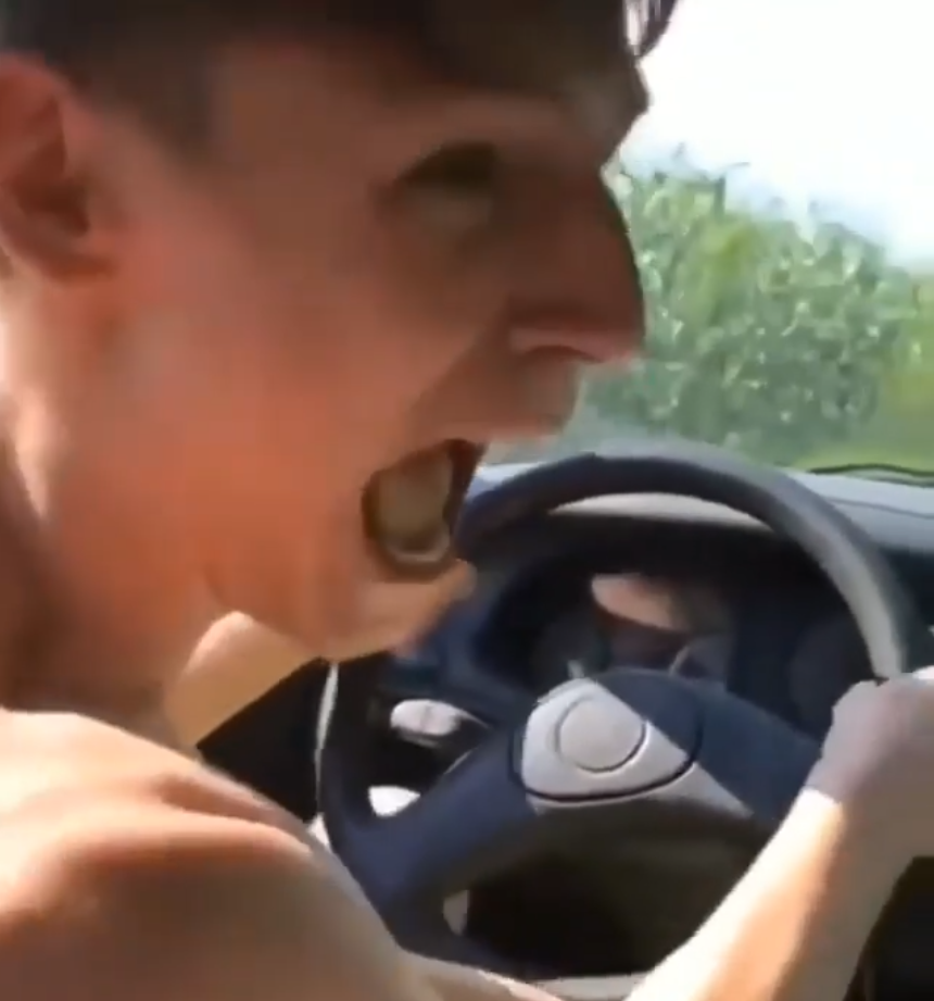 URNEBESNO IZ BOSNE: Mama pokušava da ga nauči da vozi međutim sin tera po svome (VIDEO)