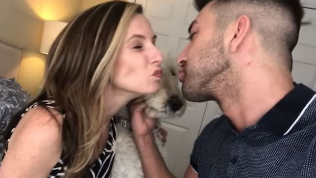 Pre par meseci zgrozio je fanove kada se poljubio sa sestrom: Sada je isto uradio sa majkom (VIDEO)